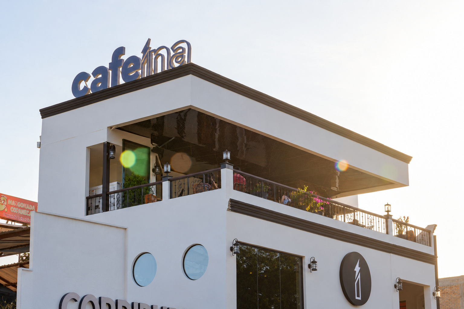 Fachada y terraza de Cafeína El Cerrito al atardecer